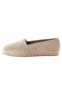 Beige espadrille dengan ujung bulat dan sol jute anyaman. Bagian atas memiliki finishing tekstur dengan kilau halus. Desain sederhana dan klasik.