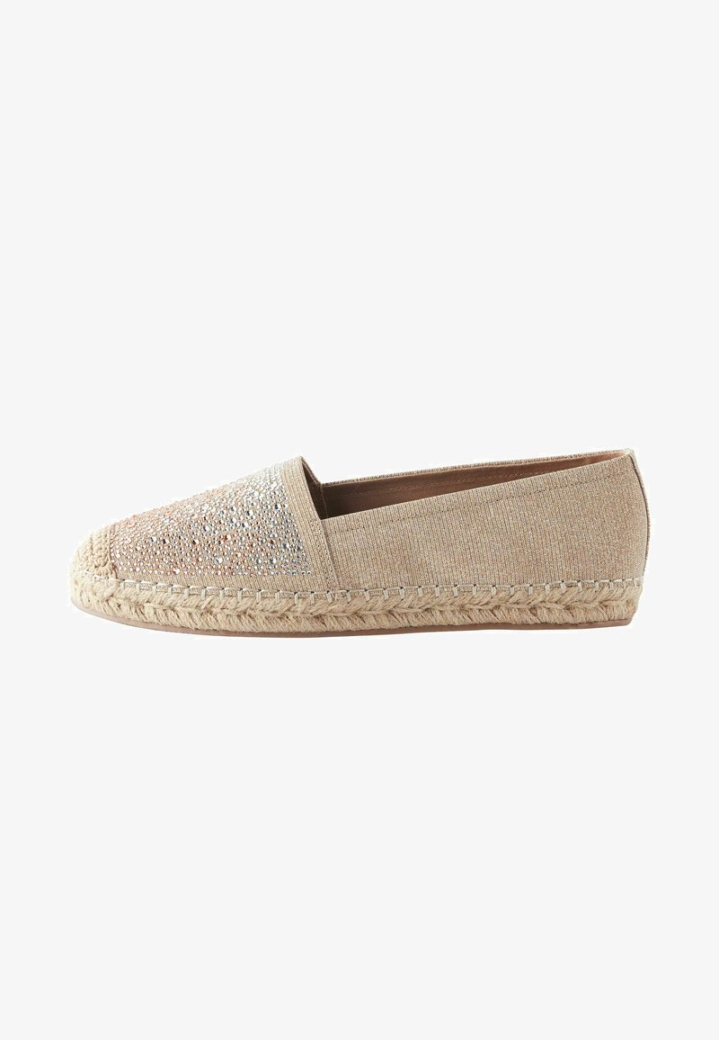 Espadrillas beige con punta arrotondata e suola in juta intrecciata. La parte superiore presenta una finitura testurizzata con sottili luccichii. Design semplice e classico.