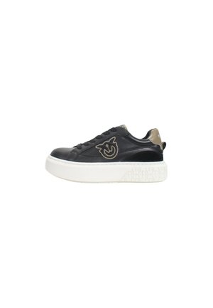 Sneaker in pelle nera con suola bianca elevata, logo ricamato sul lato e dettagli dorati sul tallone. Texture liscia con lacci.