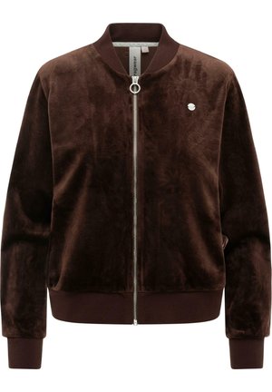 Donkerbruine fluwelen bomberjack met gebloemd reliëfpatroon, zilveren ritssluiting, geribbelde manchetten en zoom, en een klein rond logo op de borst.