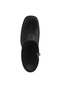 Bottine en daim noir avec un bout arrondi, un petit talon et un détail de fermeture éclair sur le côté. Texture lisse avec un design simple.