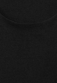 Mustakkapopliinikangas, jossa on sileä pinta ja kevyt struktuuri, pyöreä kaula-aukko, eikä selvää kuviointia tai koristeita.