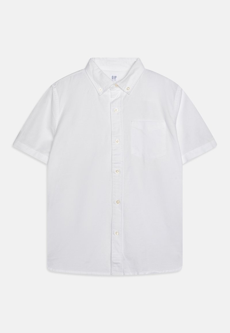 Chemise blanche à manches courtes avec col et poche poitrine, posée à plat sur un fond uni.