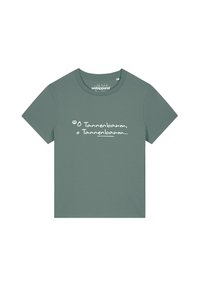 Grünes T-Shirt mit kurzen Ärmeln aus weichem Baumwollmaterial, auf der Vorderseite zentriert mit weißem Text "O Tannenbaum, o Tannenbaum...".