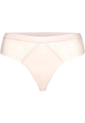 Lichtroze stringondergoed met een gladde stoffen tailleband en kantdetails aan de zijkanten, met een bloemenpatroon.