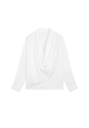 Hvid bluse med lange ærmer med draperet halsudskæring og tætsiddende manchetter på ærmerne, vist på en ensartet hvid baggrund.