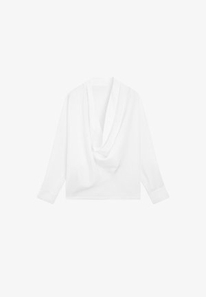 Hvid bluse med lange ærmer med draperet halsudskæring og tætsiddende manchetter på ærmerne, vist på en ensartet hvid baggrund.