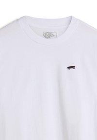 Weißes Baumwoll-T-Shirt mit einem kleinen schwarzen Skateboard-Design auf der linken Brustseite. Klassischer Rundhalsausschnitt und kurze Ärmel.