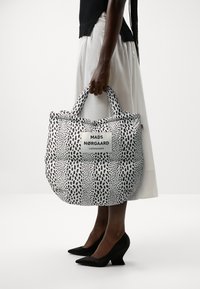 Mads Nørgaard PILLOW BAG - Shoppingveske - arctic/beluga