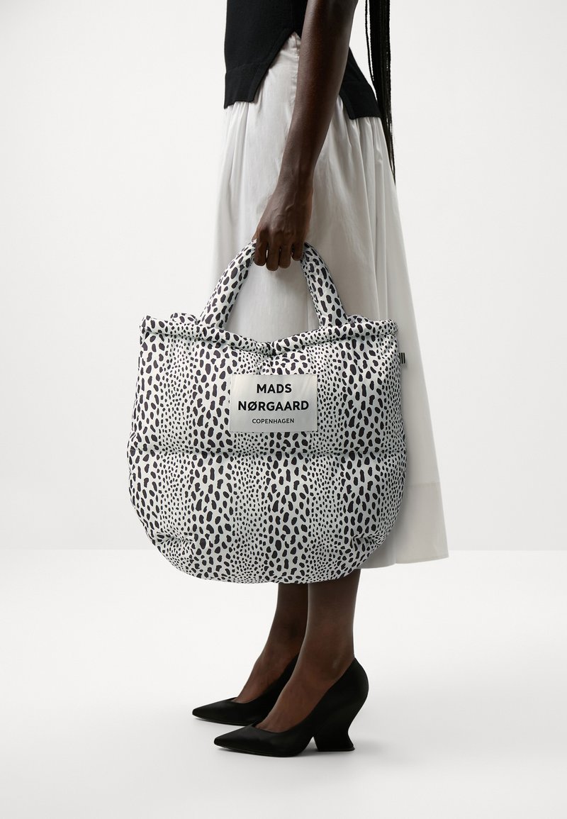 Mads Nørgaard PILLOW BAG - Shoppingväska - arctic/beluga