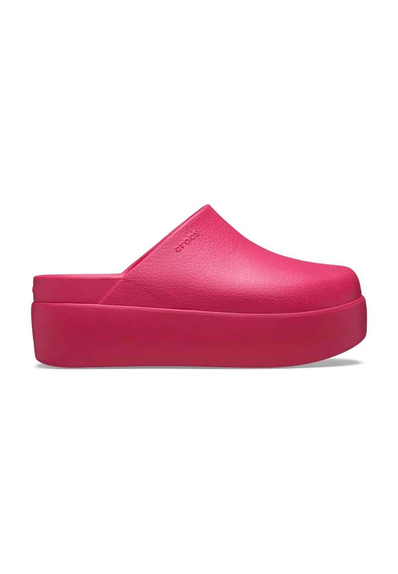 Zuecos rosa de espuma texturizada, con una parte superior ancha y una suela de plataforma gruesa para mayor comodidad.