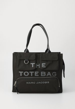 Musta Marc Jacobs -laukkua kahdella etutaskulla, vetoketjullinen osasto ja teksti "THE TOTE BAG" kankaassa.
