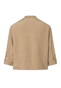 Beige, kurzärmliges Hemd mit Rundhalsausschnitt und umgeschlagenen Bündchen. Hat eine lockere Passform und eine subtile Textur mit sichtbaren Nahtdetails.