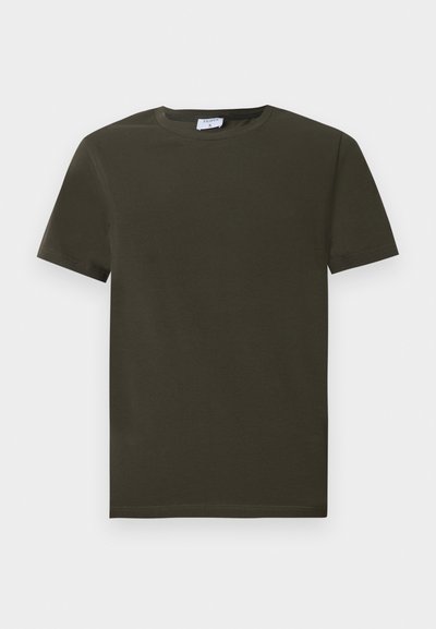 Μπλούζα από βαμβάκι σκούρου πράσινου χρώματος με κοντά μανίκια και στρογγυλή λαιμόκοψη με ίσιο τελείωμα, απλωμένη επίπεδα σε απλό φωτεινό γκρι φόντο.