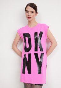 DKNY EXPLODED LOGO TUNIC - Džersio suknelė - shocking pink/black