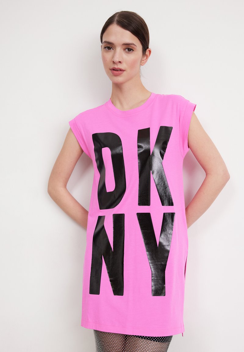 DKNY EXPLODED LOGO TUNIC - Džersio suknelė - shocking pink/black