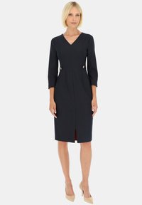 Granatowa sukienka z dekoltem w kształcie V, rękawami o długości 3/4, rozcięciem z przodu oraz złotymi guzikami w talii. Dopasowany, wyrafinowany krój. Gładka faktura.