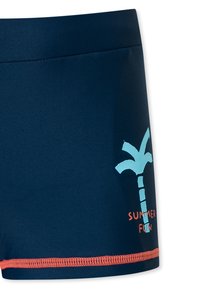 Mouwloze zwembroek in marineblauw met een gladde textuur, voorzien van een lichtblauw palmbomenpatroon en de tekst "ZOMERPLEZIER" in koraal aan de onderrand.