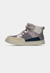 Wysokie sneakersy z mieszanką różowego, szarego i granatowego zamszu, z rzepem i teksturowanymi akcentami po boku. Biała gumowa podeszwa.