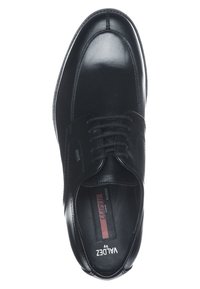 Chaussure de costume en cuir noir avec un bout rond, des détails embossés, une texture lisse et un design à lacets. Présente une semelle intérieure de marque.
