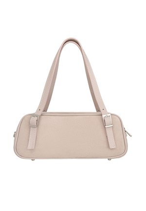 Jasnoróżowa prostokątna torebka z podwójnymi górnymi paskami, srebrnymi klamrami i bocznym zamkiem błyskawicznym na białym tle.