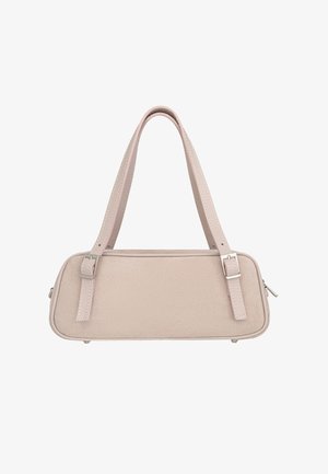 Borsa rettangolare rosa chiaro con doppie cinghie superiori, fibbie d'argento e chiusura laterale con cerniera su sfondo bianco.