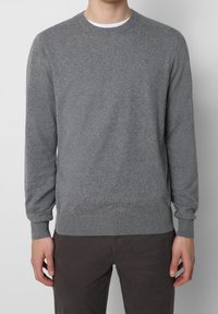 Grauer Rundhalsausschnitt-Pullover aus weichem Strickstoff mit gerippten Bündchen und Saum. Kleines Logo-Detail auf der Brust.