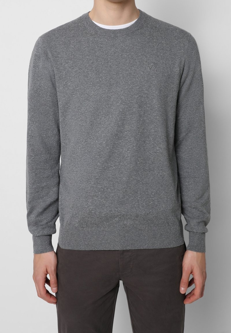 Grauer Rundhalsausschnitt-Pullover aus weichem Strickstoff mit gerippten Bündchen und Saum. Kleines Logo-Detail auf der Brust.