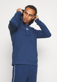 Reebok PIPING JOGGER - Calças de fato de treino - batik blue