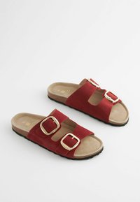 Next DOUBLE STRAP - Matalakantaiset pistokkaat - red
