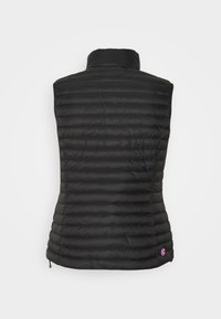 Svart, isolerad pufferväst med hög krage, med ett kviltat mönster och en logotypaccent på nedre högra sidan.