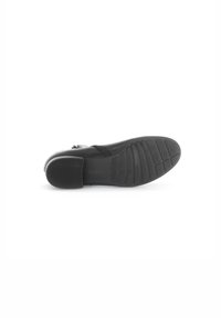 Suela de zapato negra con patrones de agarre texturizados. Presenta una punta redondeada y un tacón plano. El nombre de la marca "Gabor" está grabado en el lateral.