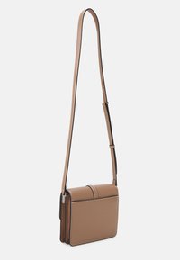 Hnědá kožená kabelka přes rameno s hladkou texturou, obdélníkovým tvarem, ramenním popruhem a bílým prošíváním podél okrajů.