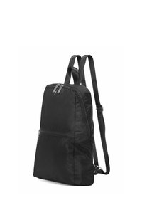 Czarny nylonowy plecak z regulowanymi paskami, główną komorą zapinaną na zamek oraz przednią kieszenią zapinaną na zamek. Gładka tekstura, minimalistyczny design.