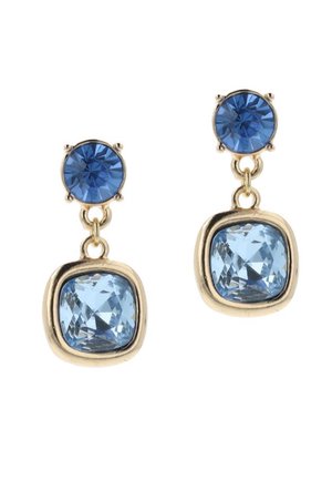 Gouden oorbellen met ronde donkerblauwe stenen bovenop en hangende vierkante lichtblauwe edelstenen in gouden zettingen.