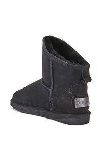 Czarne zamszowe botki za kostkę z futrzanym wykończeniem, okrągłym noskiem, przeszyciami oraz metalową tabliczką z logo z tyłu. Miękka tekstura i prosty design.