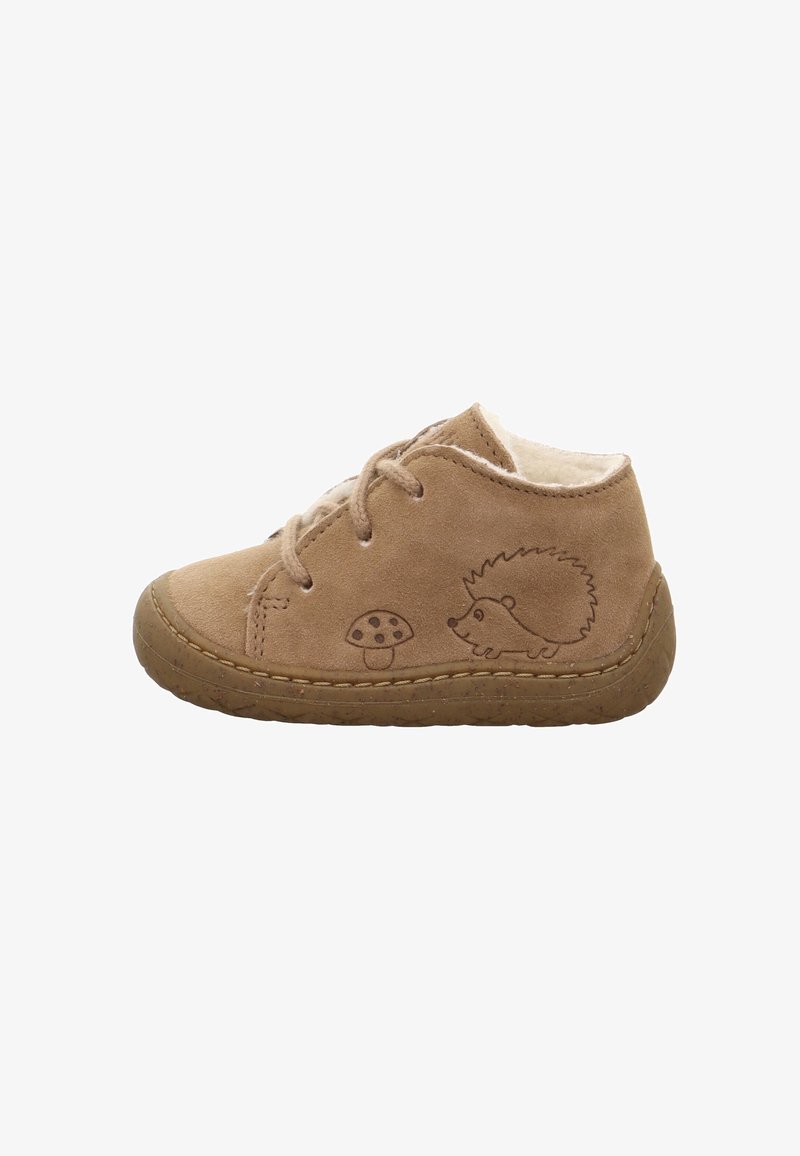 Scarpe in suede color tan per bambini, con fodera pelosa, chiusura con lacci, suola in gomma e divertenti incisioni di riccio e funghi sui lati.