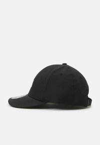 Svart baseballcaps med buet visir, teksturert stoff, justerbar stropp bak og logodetalj på siden.