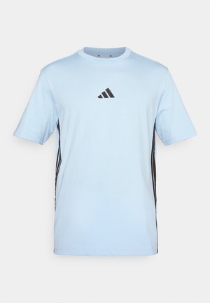 Svetlo modra kratka majica s kratkimi rokavi in okruglim izrezom, ki ima spredaj črn logotip Adidas in črne črte ob straneh.