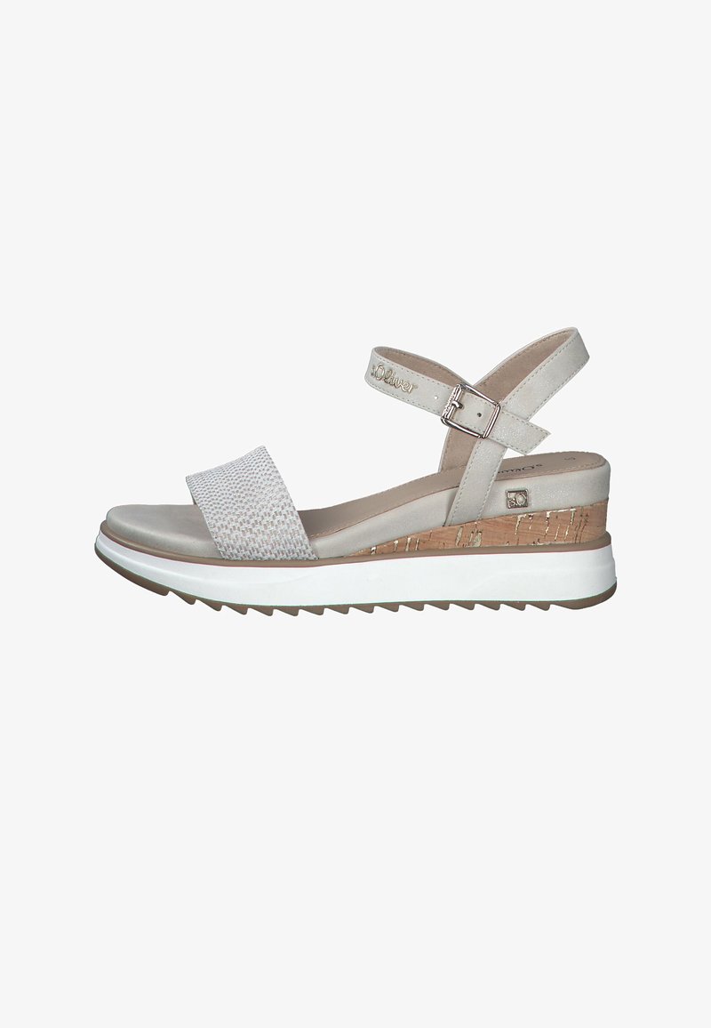 Bílé a béžové sandály s texturovaným širokým páskem, páskem kolem kotníku se sponou, střední částí podobnou korku a gumovou podešví pro trakci.