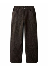 Pantalon large marron avec des rayures zèbre foncées, fermeture par bouton et zip, et poches avant.
