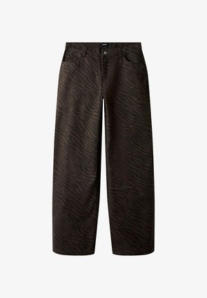 Barna, bő szárú nadrág sötét zebra csíkokkal, gomb- és cipzárzárral, elülső zsebekkel.