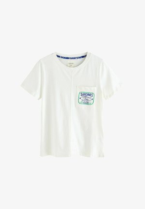 Biała bawełniana koszulka z krótkim rękawem. Posiada kieszonkę z niebieskim i zielonym haftem z napisem "SARDINES CLUB". Okrągły dekolt.