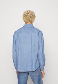Levi's® RELAXED WESTERN - Camisa - organic ctn chambray light