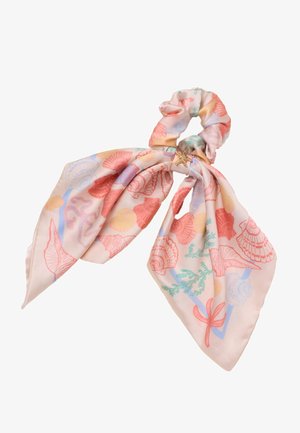 Roze zijden sjaal met schelp- en zeesterrenmotieven, gestrikt in een strik rond een bijpassende scrunchie versierd met een stervormige bedel.