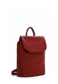 Sac à dos en cuir rouge avec une finition texturée, une fermeture à rabat et une poignée supérieure. Il dispose d'une sangle réglable pour des options de transport polyvalentes.