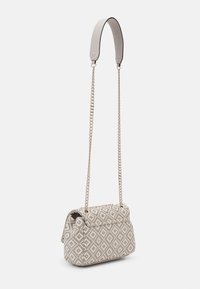 Sac beige avec un motif en diamant, une chaîne pour la bandoulière et une poignée supérieure en cuir lisse. Il dispose d'une fermeture à rabat et d'un tissu texturé.
