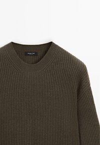Dunkelgrüner gerippter Strickpullover mit rundem Halsausschnitt, versehen mit einem Etikett, auf dem "Massimo Dutti" steht. Die Textur wirkt weich und dicht.