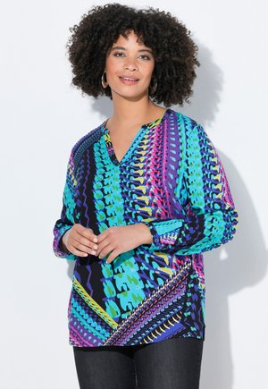 Camisa de manga larga de corte suelto con un vibrante estampado multicolor en púrpura, azul y verde. Diseño con escote en V y acentos decorativos.