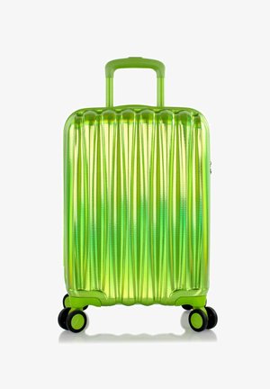 Valigia rigida verde con scanalature verticali, superficie tessurizzata, manico telescopico e quattro ruote nere per la mobilità.